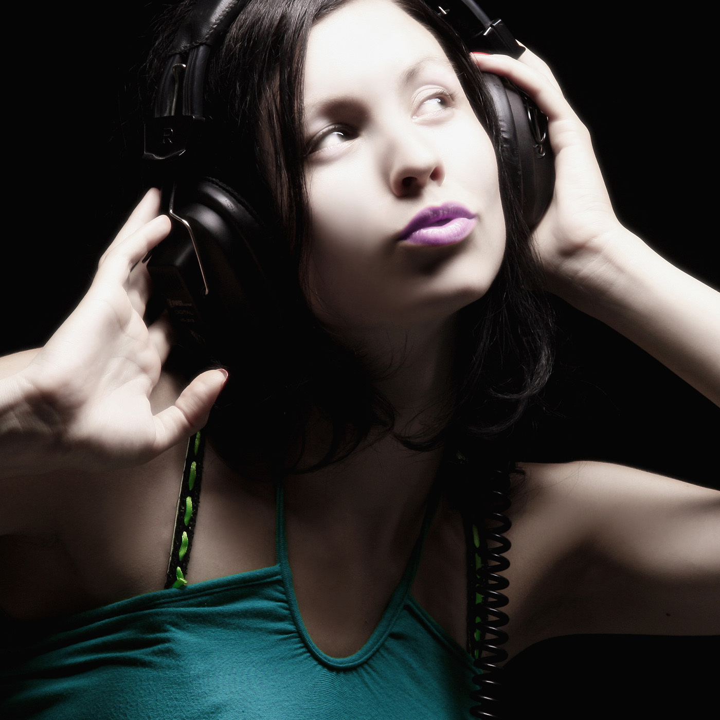 音楽を聴く女性