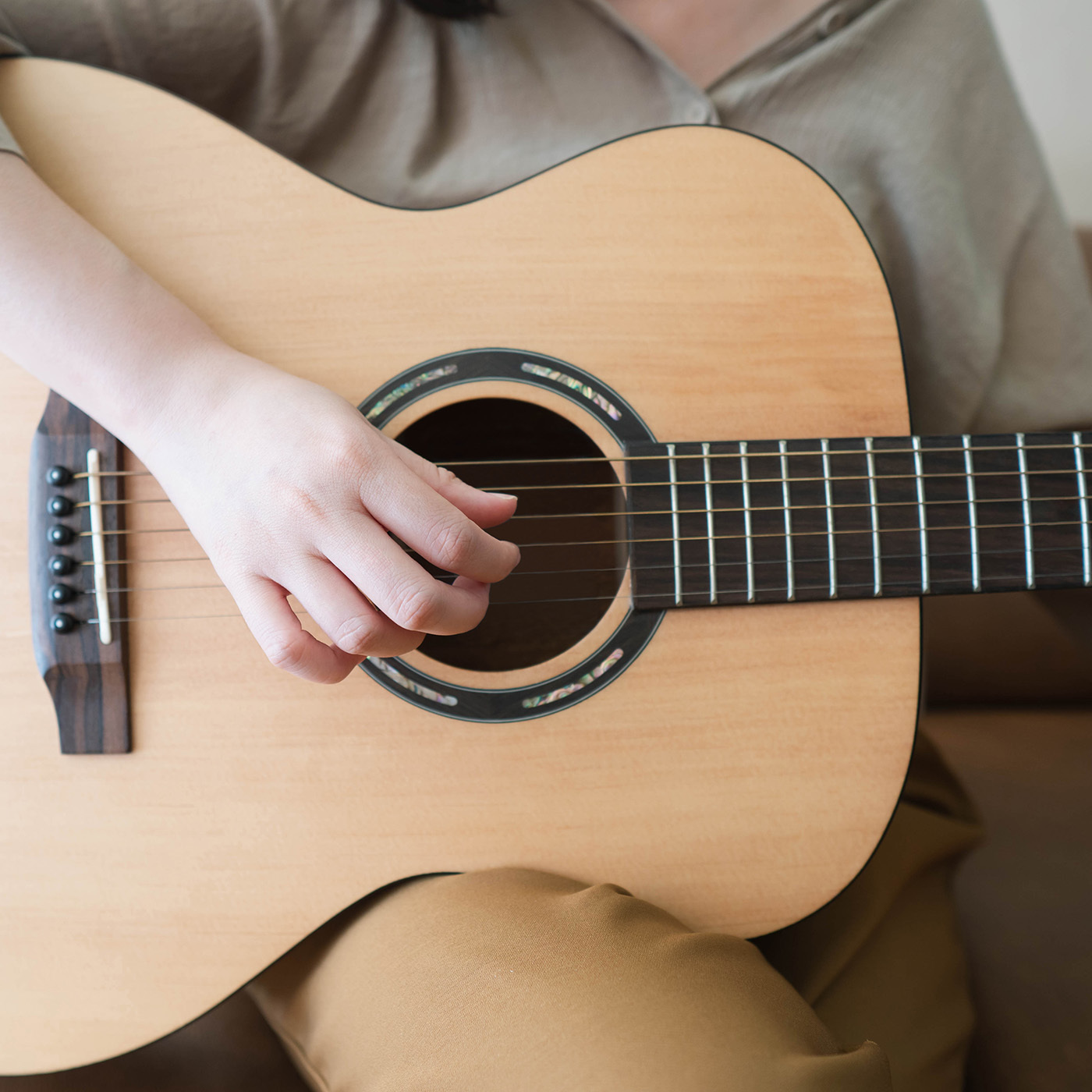 ギターを弾き語る人