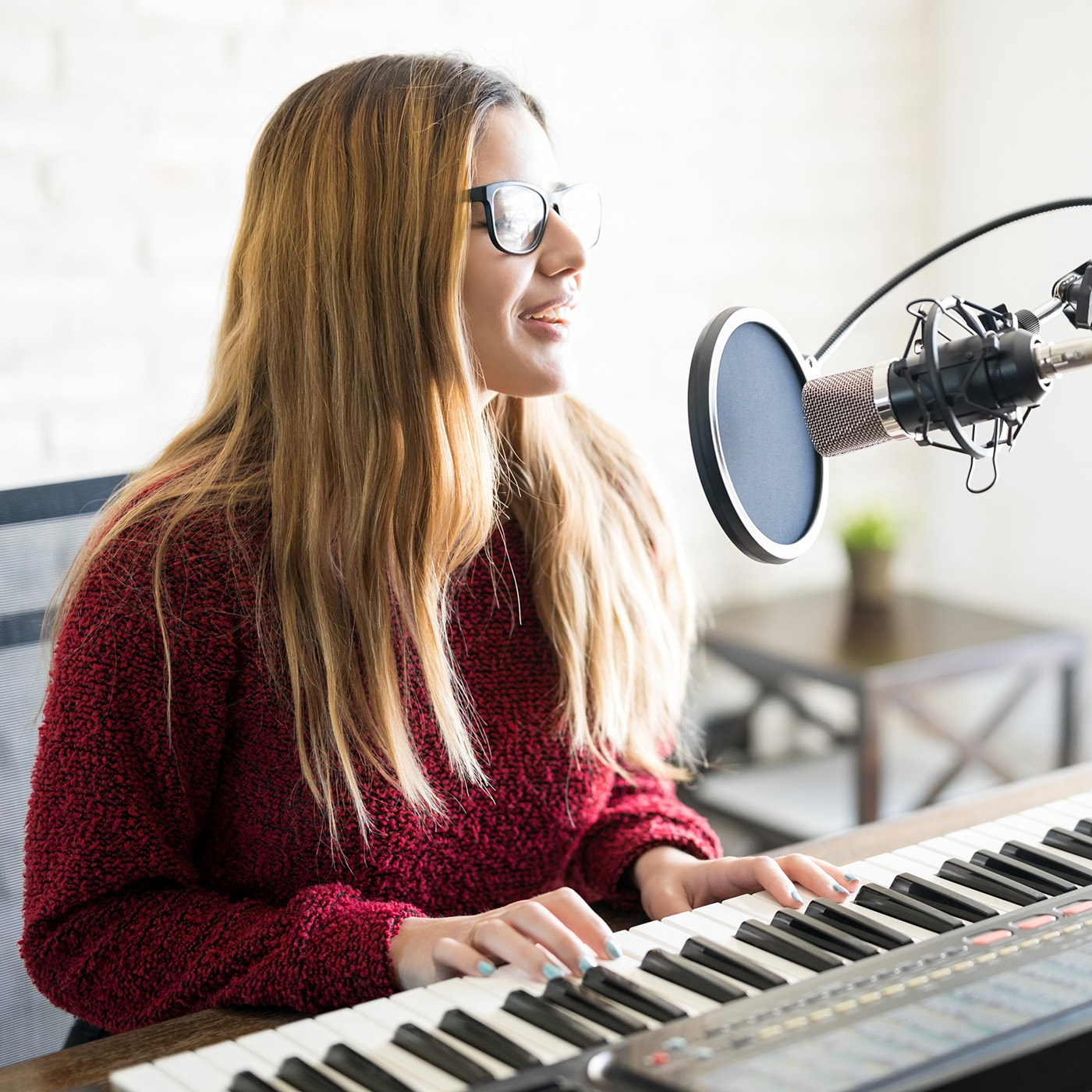 ピアノを弾き語る女性