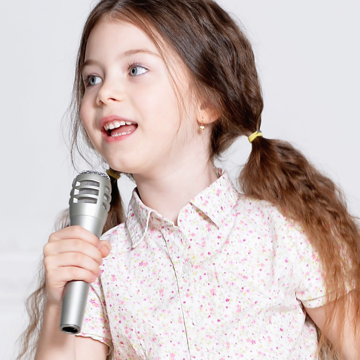 歌のレッスンをする子供