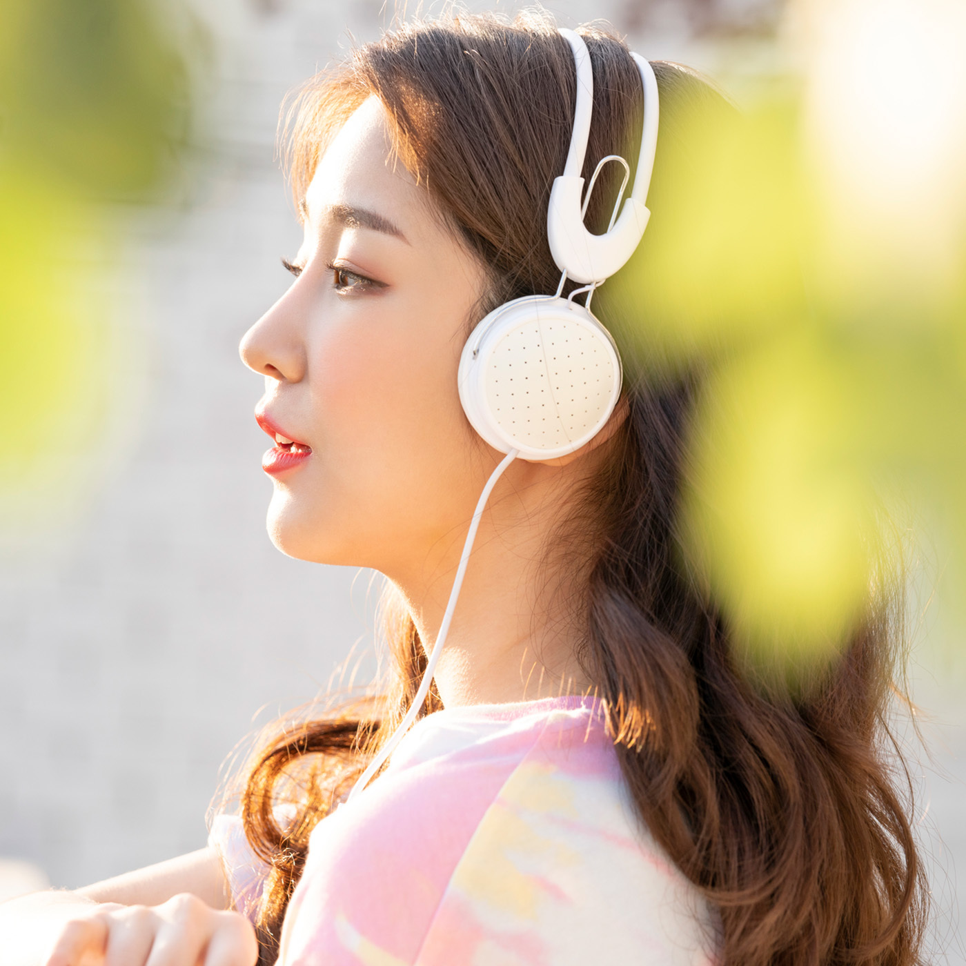 K-POPを聴く女性