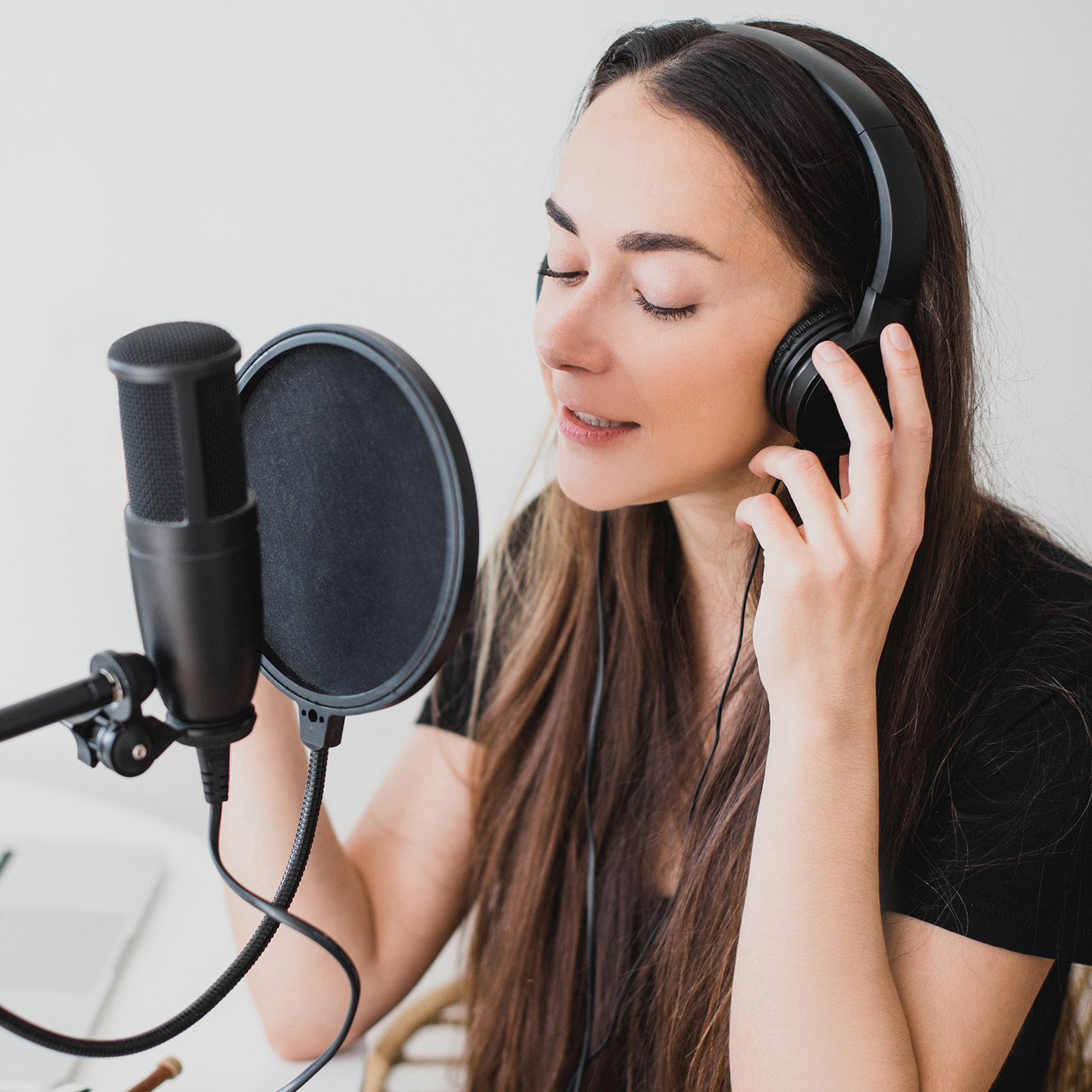 アフレコをする声優